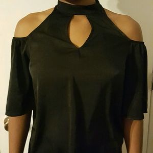 🆕️ Monteau Jr's Cold-Shoulder Short Sleeve Top with keyhole neckline